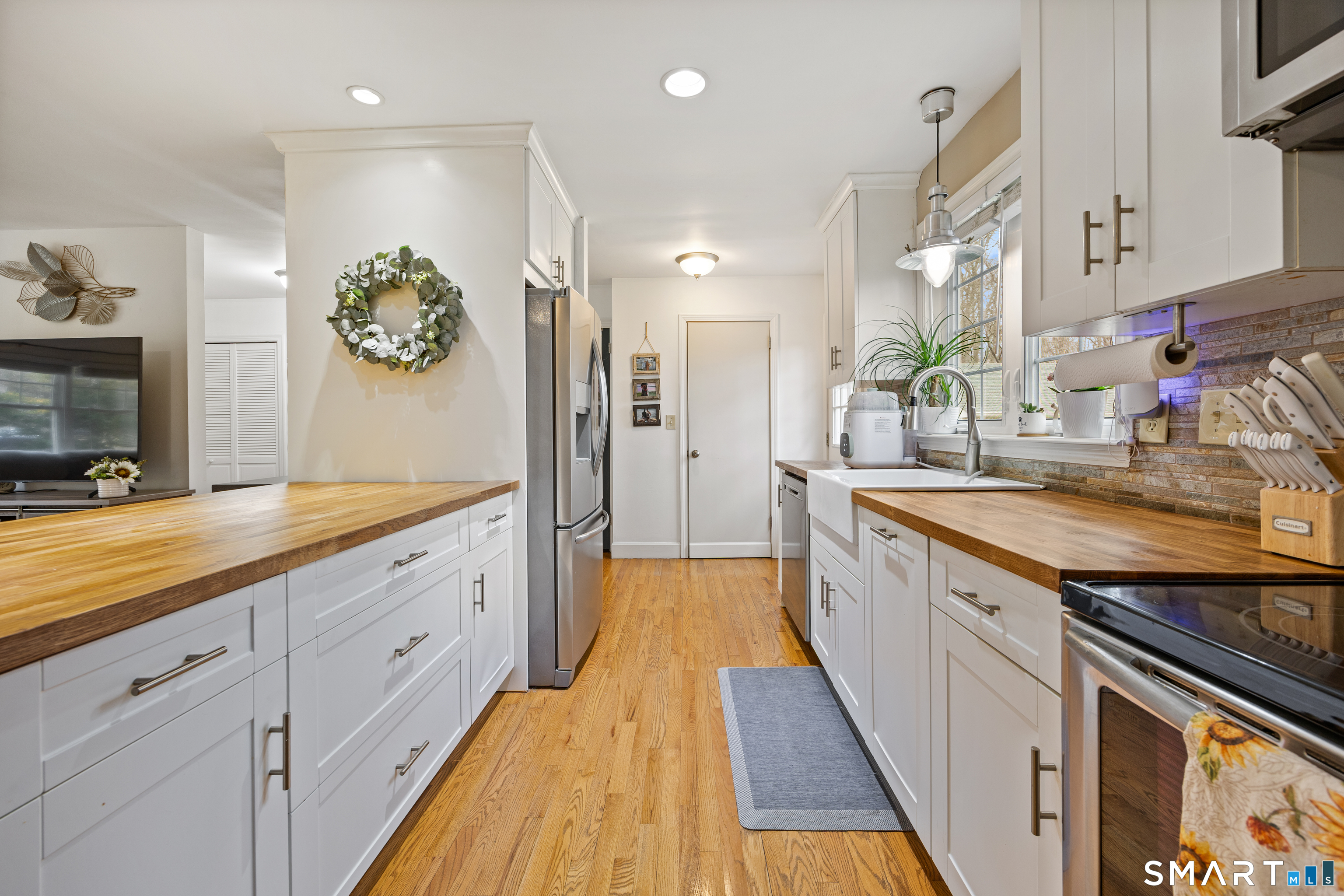 22 Beach Park Road Clinton, CT 06413 - Photo 3 of 25