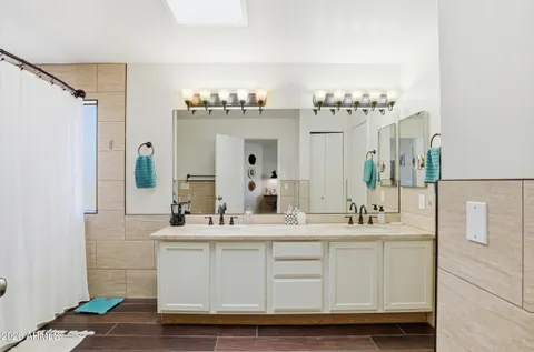$559,500 | 1413 East Vaughn Avenue, Gilbert, AZ 85234