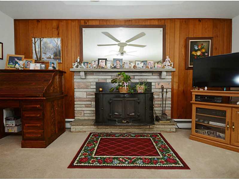 164 Cherry Valley Road McDonald, PA 15057 - Photo 6 of 23 Living Room.
