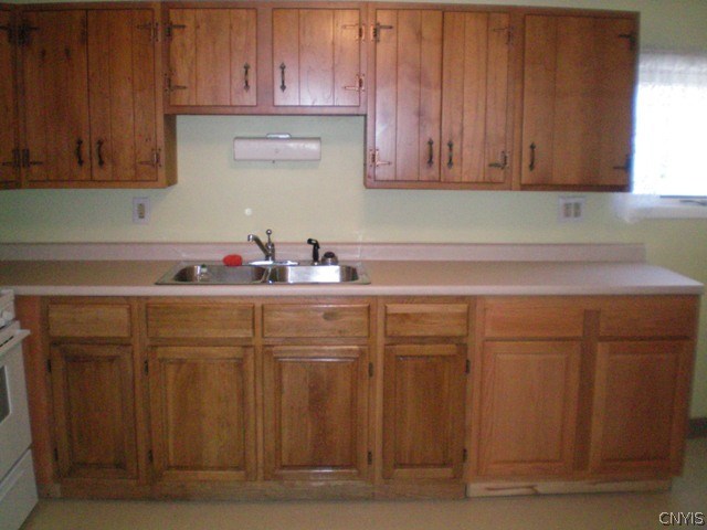 308 Lenox Avenue Oneida, NY 13421 - Photo 3 of 8