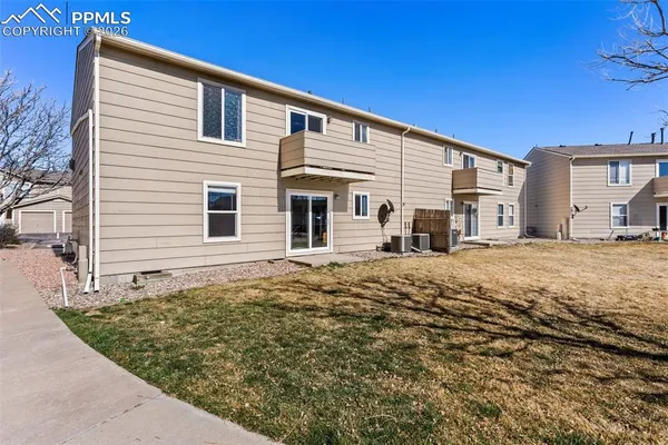 a view of a house with backyard