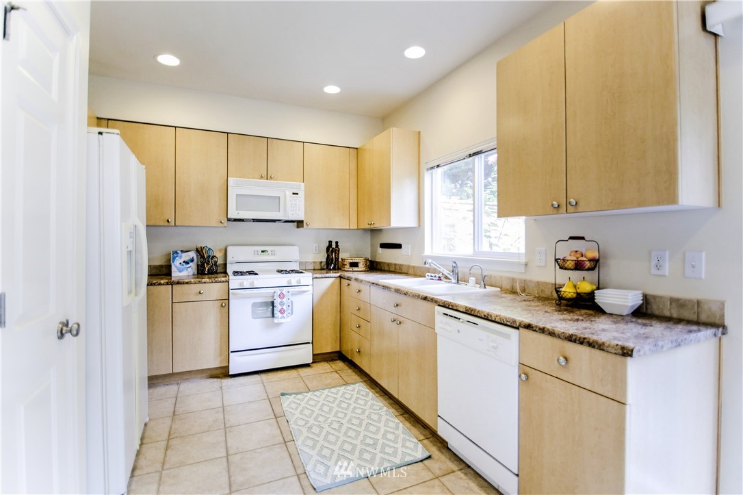 4740 Lake Place South Renton, WA 98055 - Photo 7 of 25