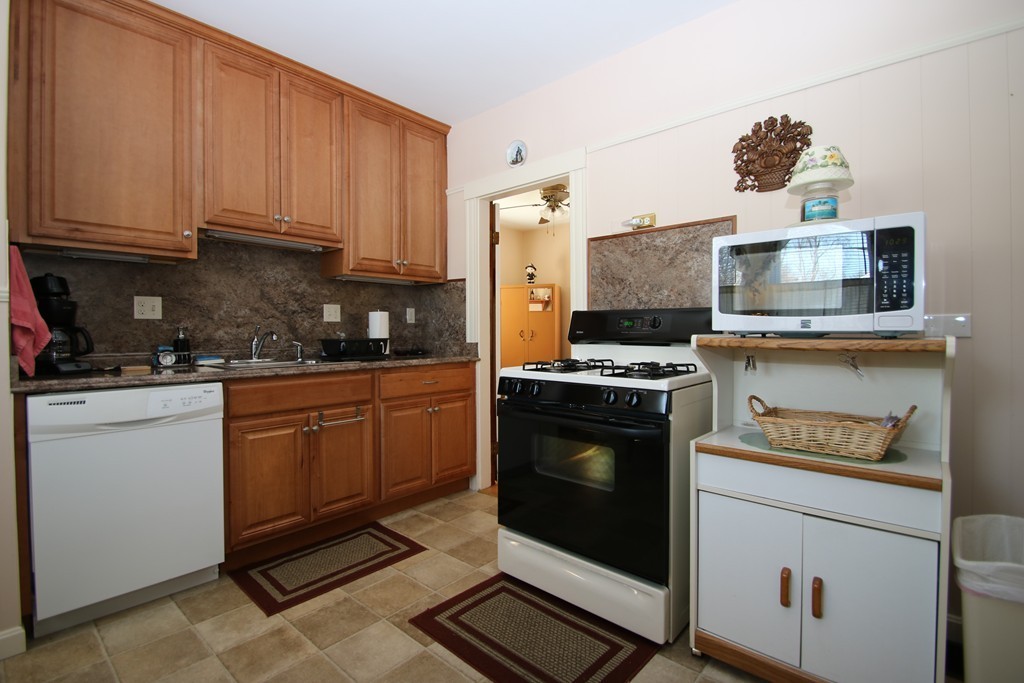 22 Dustin Street Saugus, MA 01906 - Photo 7 of 23 Gallery Image 7