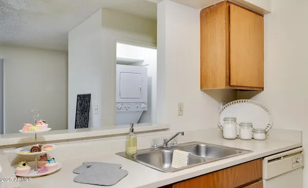 $999 | 4101 West Union Hills Drive, Unit 1, Glendale, AZ 85308