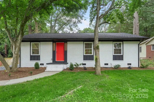 a view of outdoor space yard and porch