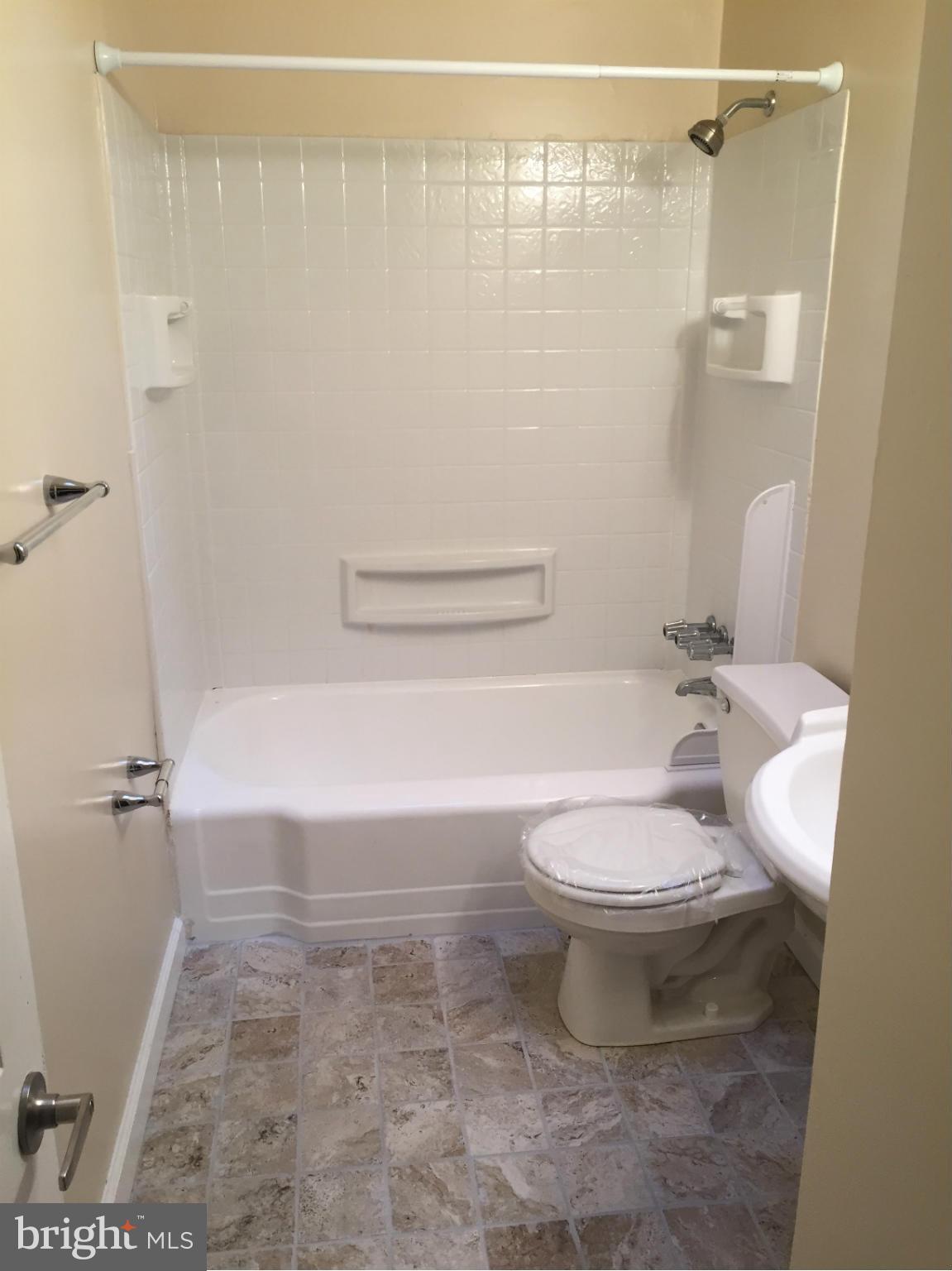 1217 Wicklow Road Baltimore, MD 21229 - Photo 7 of 13 Bath