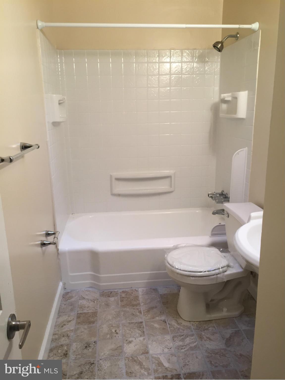 1217 Wicklow Road Baltimore, MD 21229 - Photo 8 of 13 Bath
