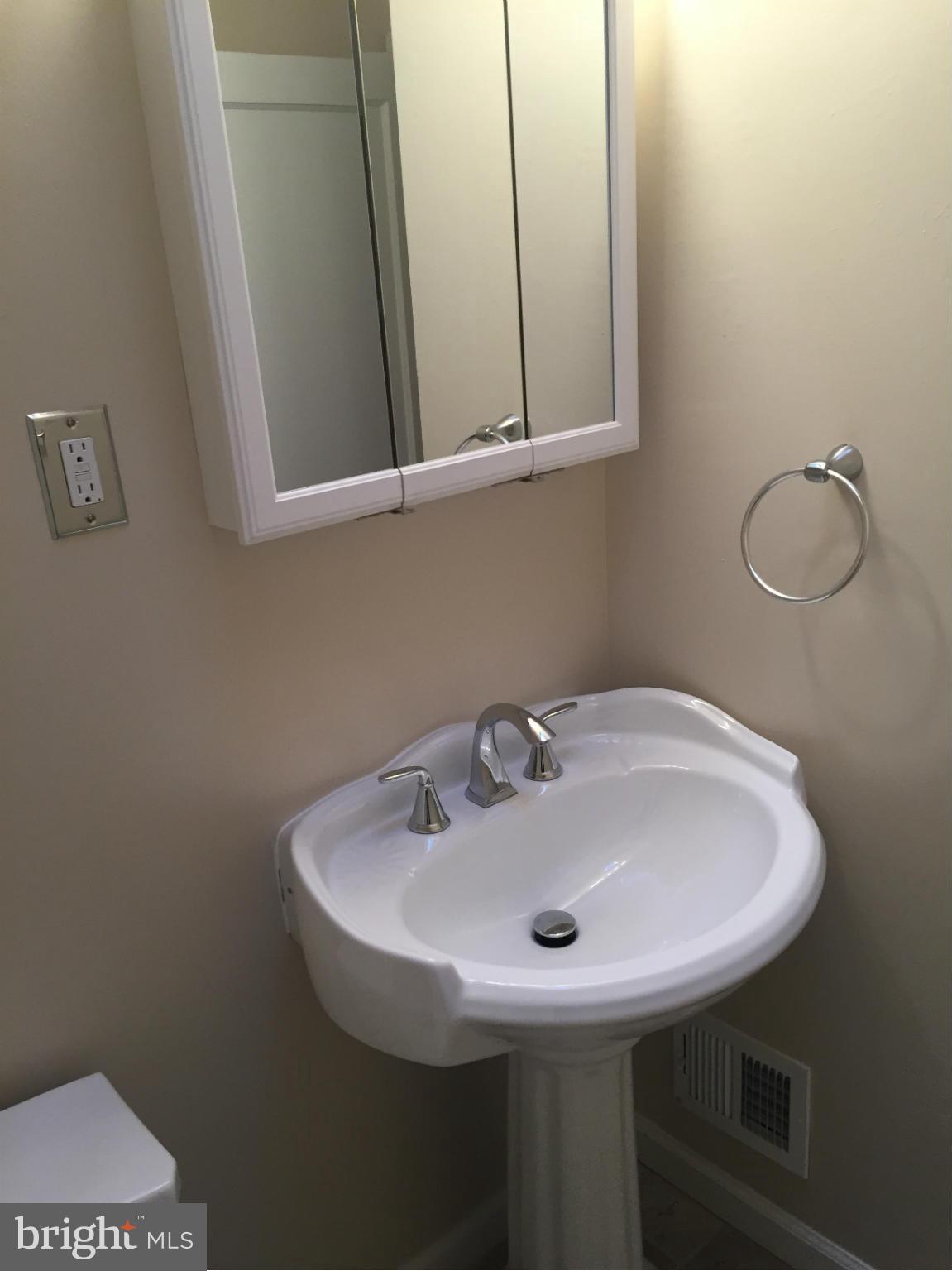 1217 Wicklow Road Baltimore, MD 21229 - Photo 9 of 13 Bath