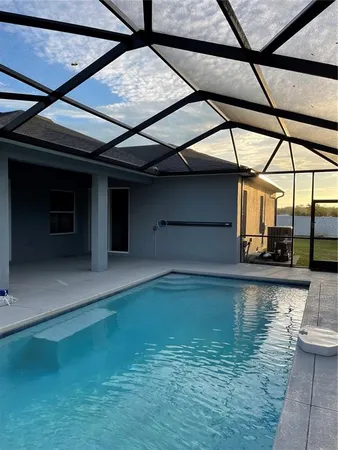a view of a back yard