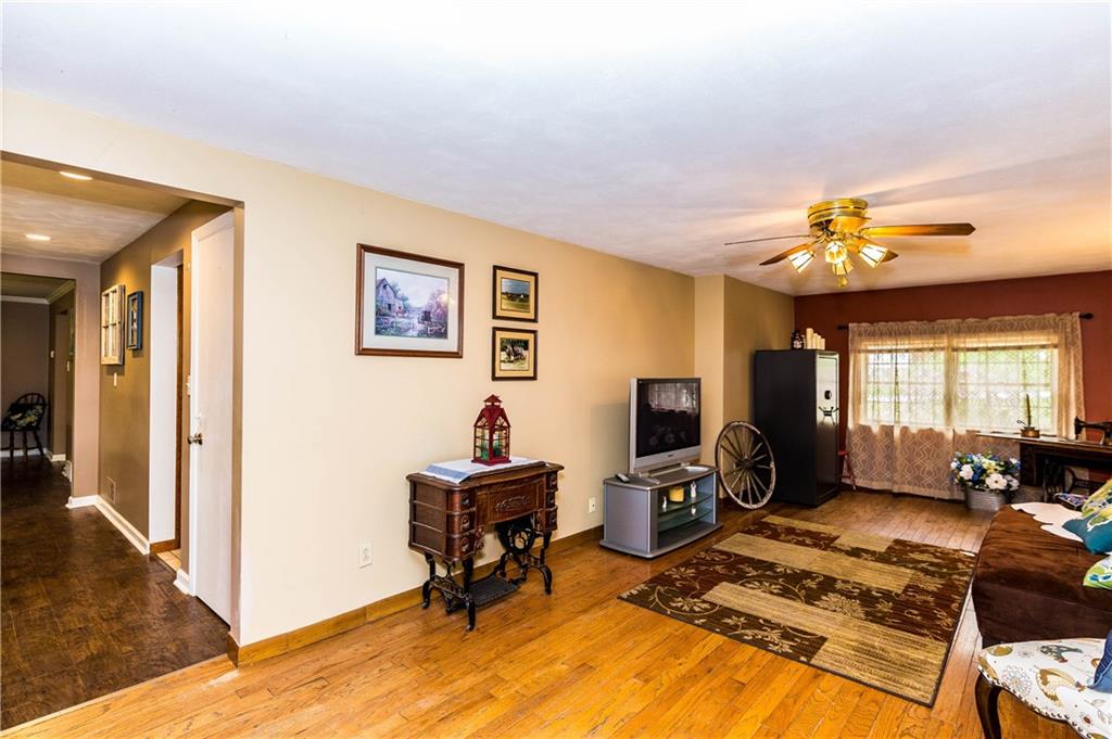 220 Beech Road Pittsburgh, PA 15239 - Photo 3 of 24