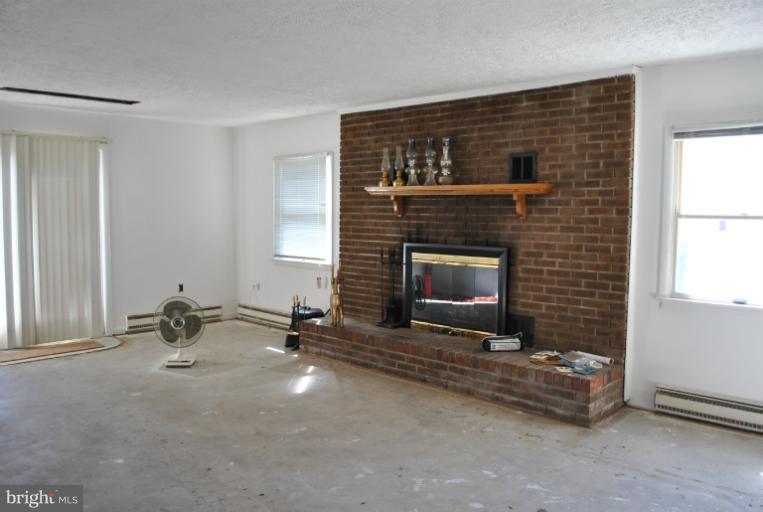 609 West Nettle Tree Road Sterling, VA 20164 - Photo 3 of 16 Living Room