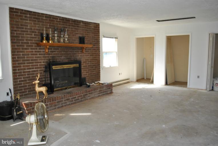 609 West Nettle Tree Road Sterling, VA 20164 - Photo 9 of 16 Living Room
