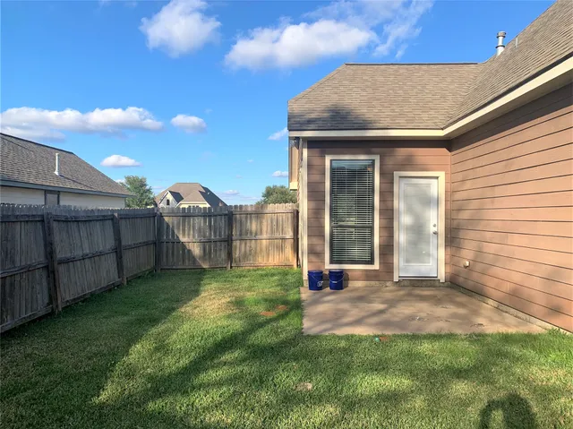 a view of an house with backyard and garden