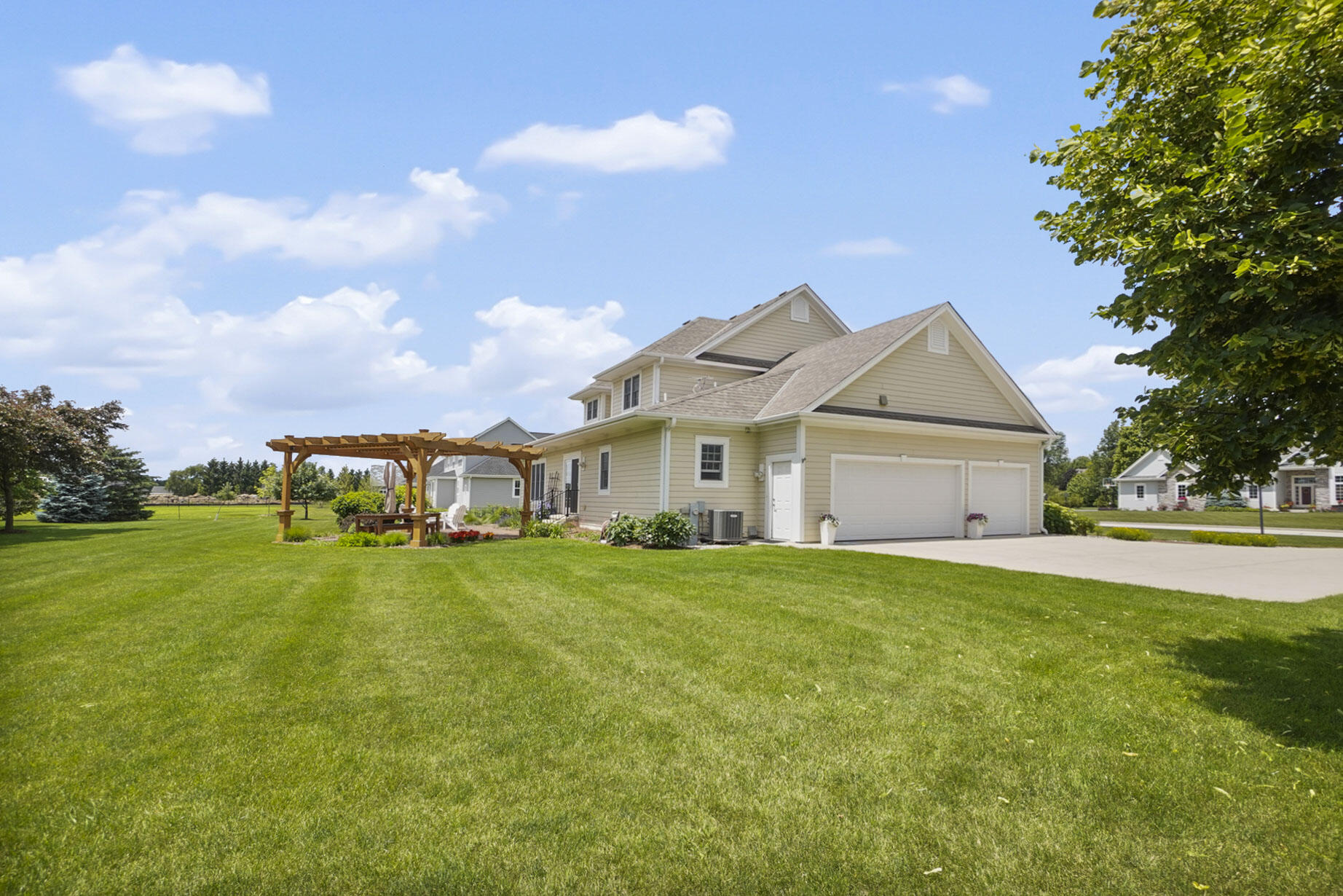 N75W24615 Overland Road Sussex, WI 53089 - Photo 43 of 44 Side View