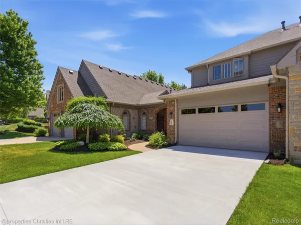 $789,900 | 10822 Sparkling Waters Court, South Lyon, MI 48178