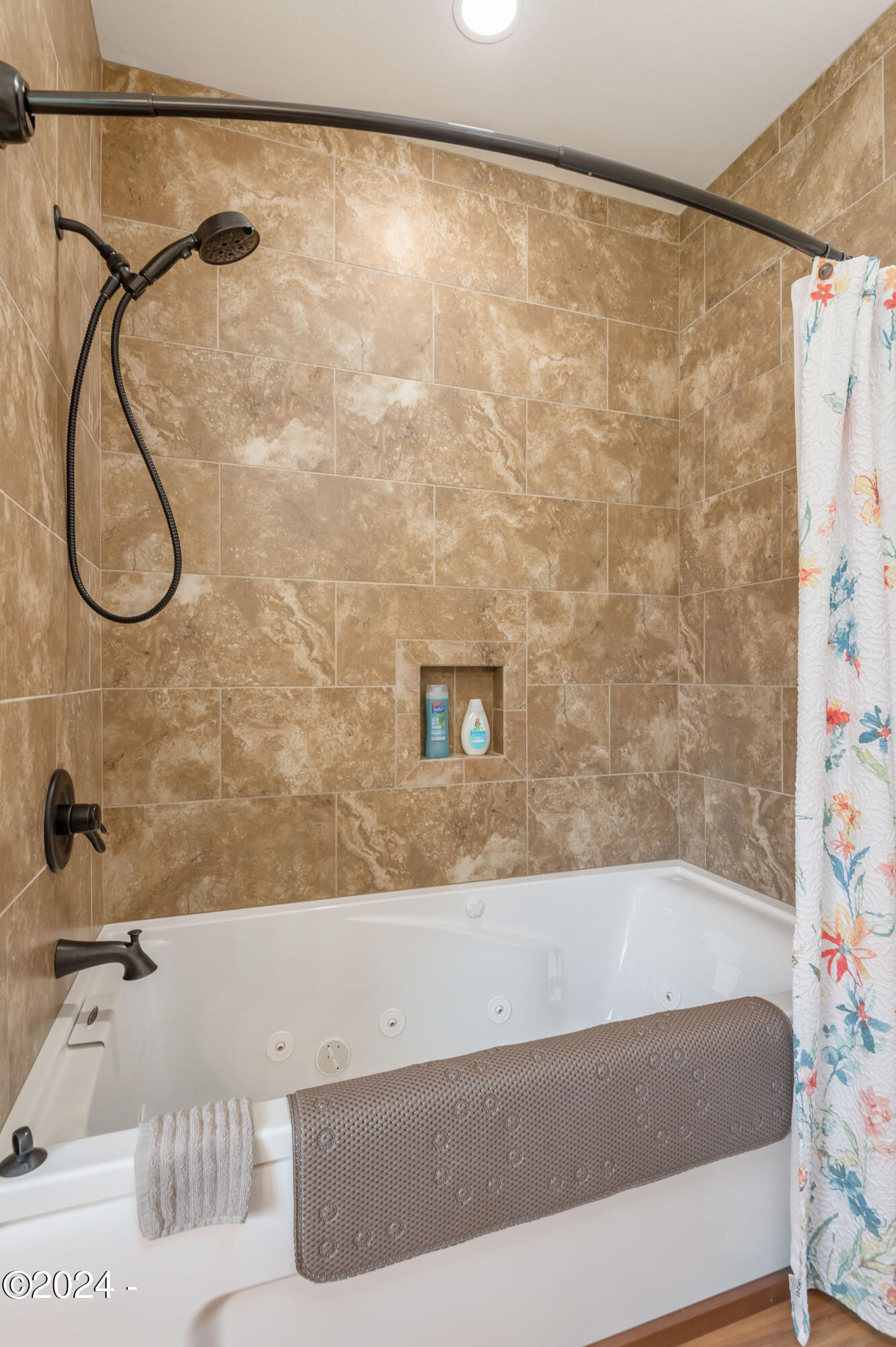 540 Big Rock Creek Road Blodgett, OR 97326 - Photo 22 of 54 Master Suite 3 bathroom