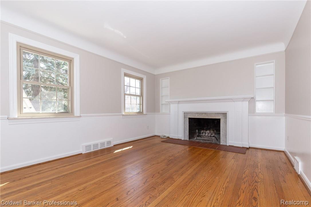 2563 Windemere Road Birmingham, MI 48009 - Photo 5 of 25 Natural FP.jpg