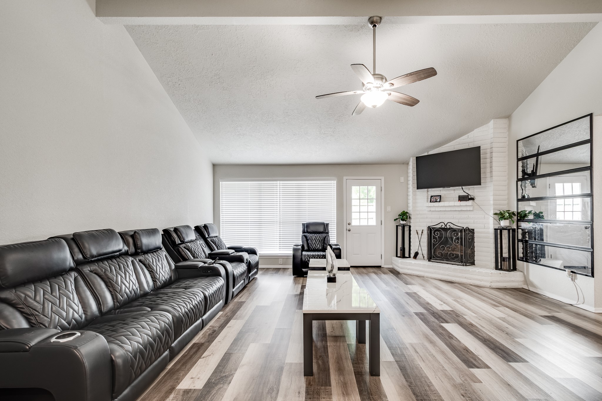4218 Sequoia Street Baytown, TX 77521 - Photo 4 of 22 Living area