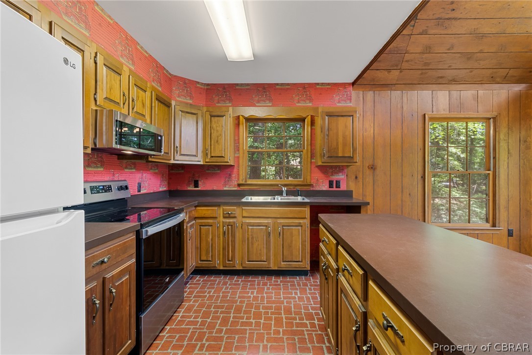 94 Nottingham Drive Reedville, VA 22539 - Photo 15 of 34 Great galley kitchen.