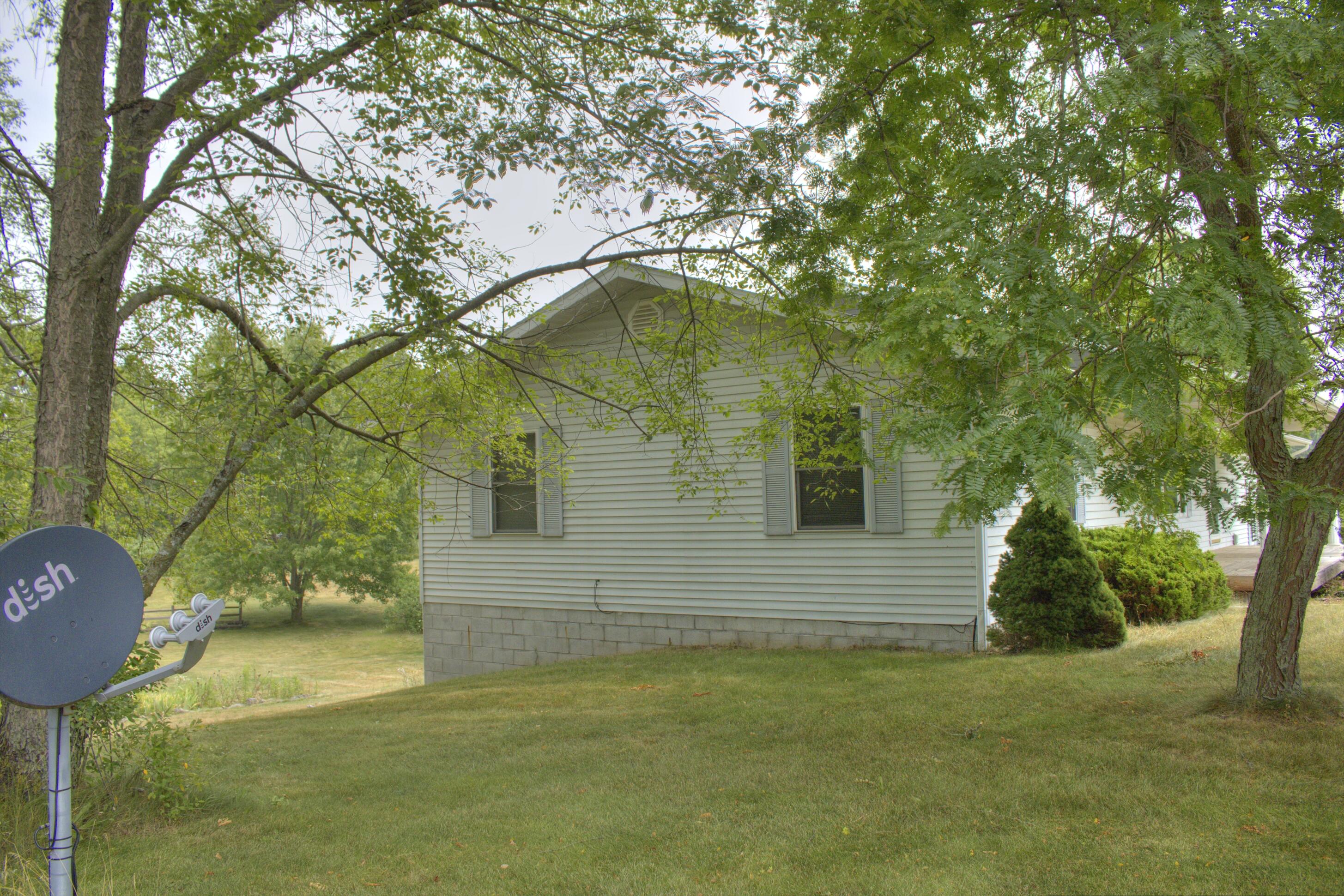 8015 Sanders Road Vestaburg, MI 48891 - Photo 4 of 14 Side home