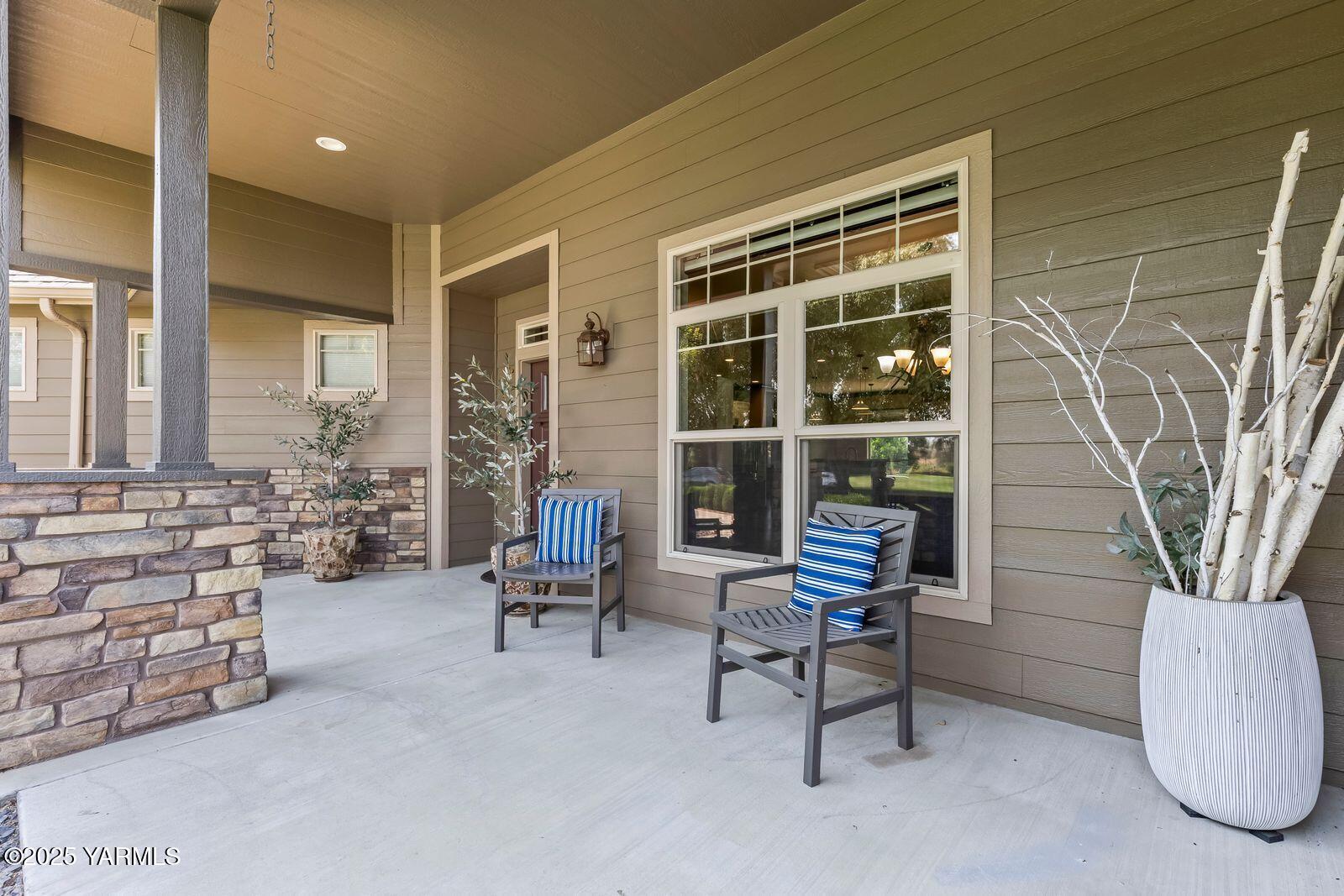 1209 Dazet Road Yakima, WA 98908 - Photo 3 of 63 a view of a livingroom with furniture and a potted plant