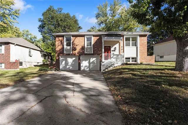 $260,000 | 2317 Northwest Kensington Court, Blue Springs, MO 64015