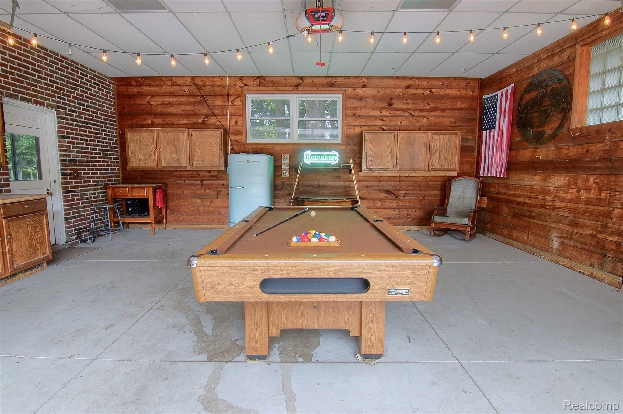 9810 Allen Road Allen Park, MI 48101 - Photo 27 of 32 28-Garage.jpg
