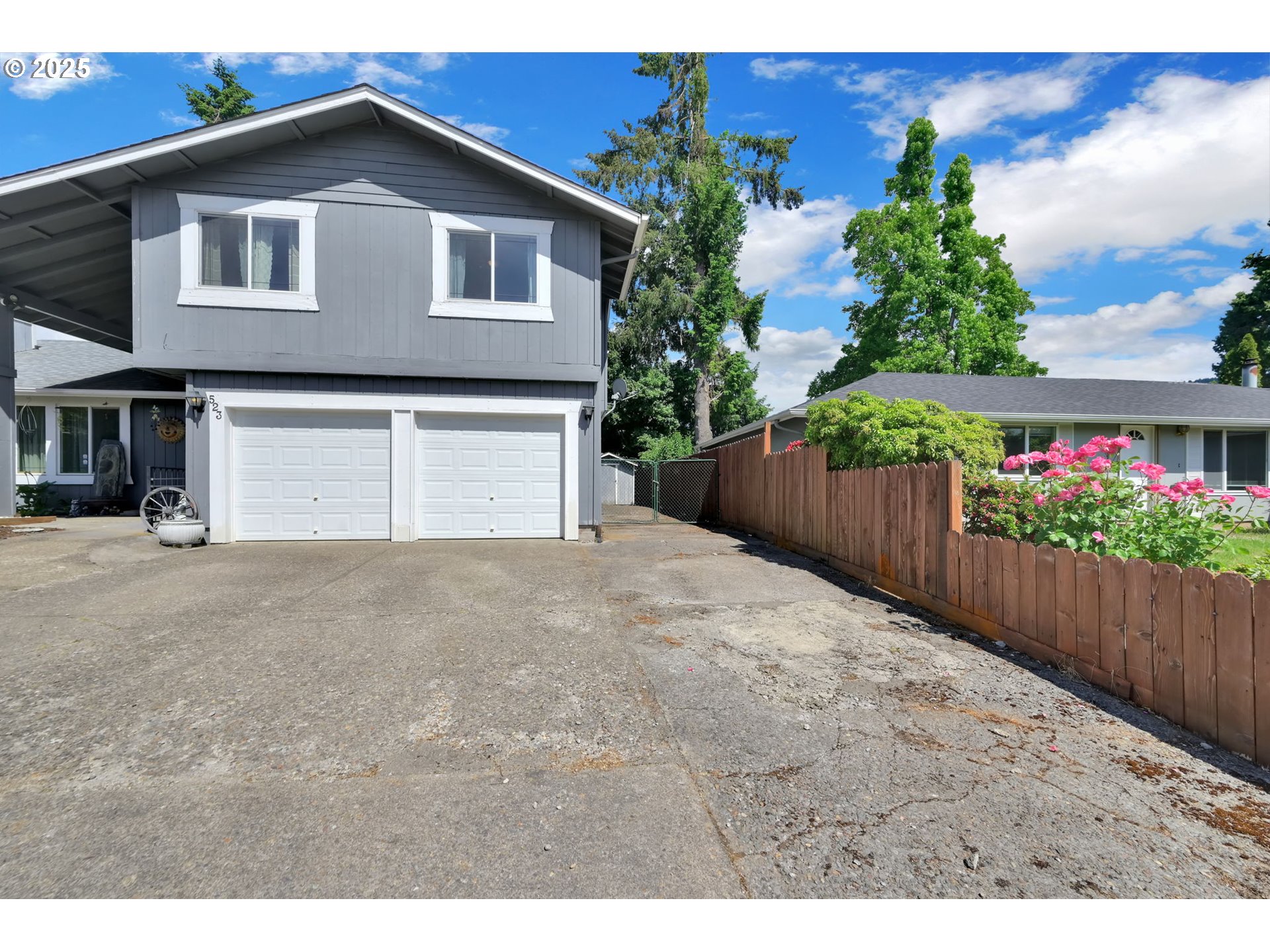 523 65th Street Springfield, OR 97478 - Photo 4 of 29 a front view of house with small garden