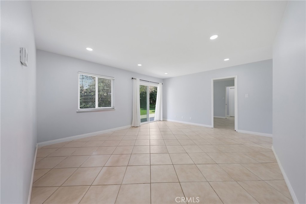 5653 Corwin Lane Riverside, CA 92503 - Photo 4 of 16 Livingroom