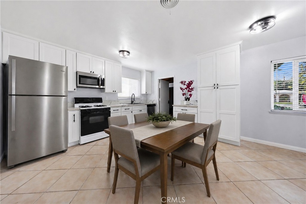 5653 Corwin Lane Riverside, CA 92503 - Photo 5 of 16 Virtually staged kitchen