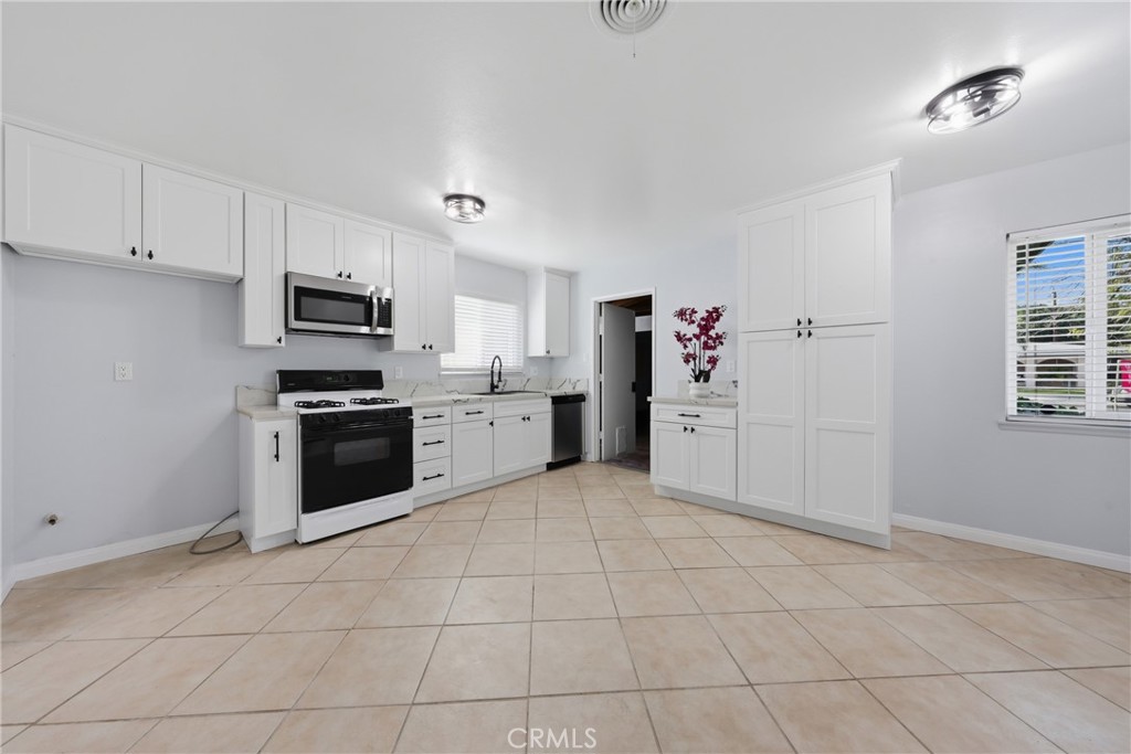 5653 Corwin Lane Riverside, CA 92503 - Photo 7 of 16 Kitchen