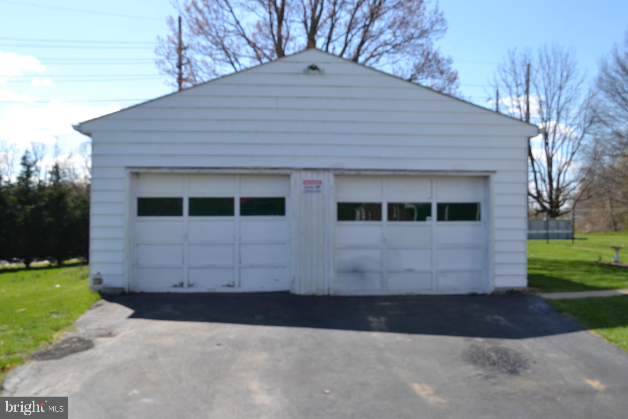 1049 Security Road Hagerstown, MD 21742 - Photo 4 of 17 Two car garage