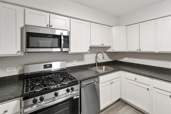 $2,000 | 705 South Milwaukee Avenue, Unit 110, Libertyville, IL 60048