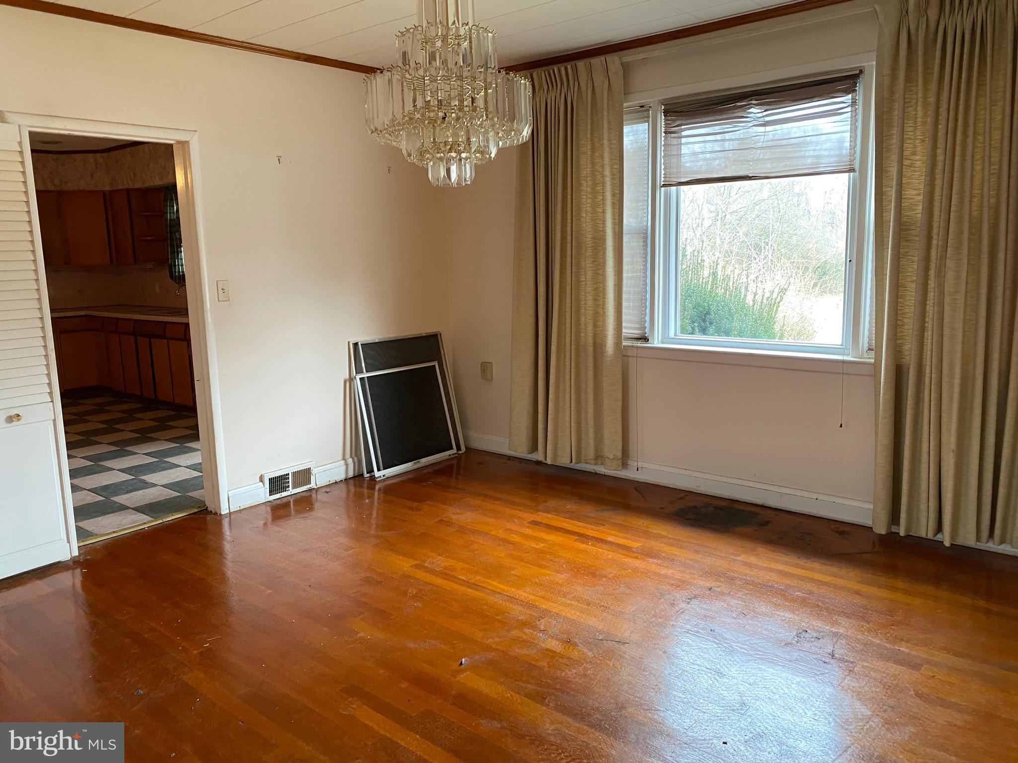 1492 North Rolling Road Baltimore, MD 21228 - Photo 4 of 15 Dining room