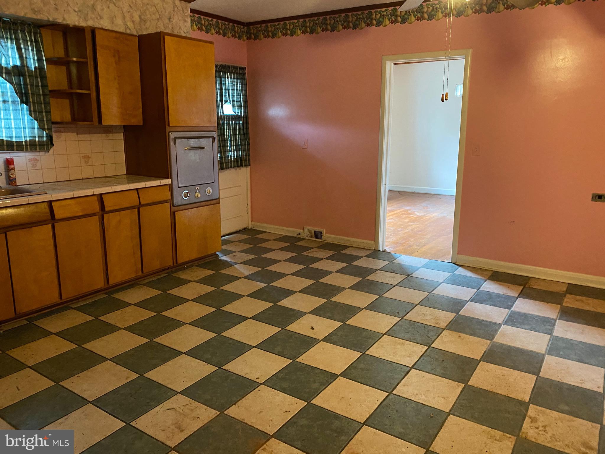 1492 North Rolling Road Baltimore, MD 21228 - Photo 6 of 15 Kitchen