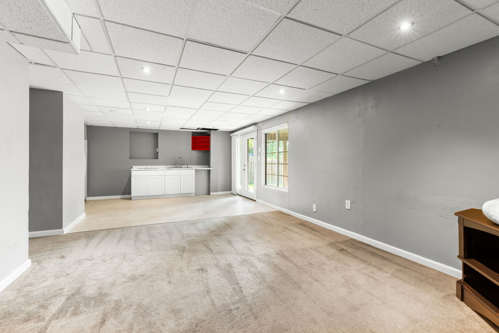 754 Huntington Drive Carol Stream, IL 60188 - Photo 20 of 29 a view of empty room with cabinet and windows