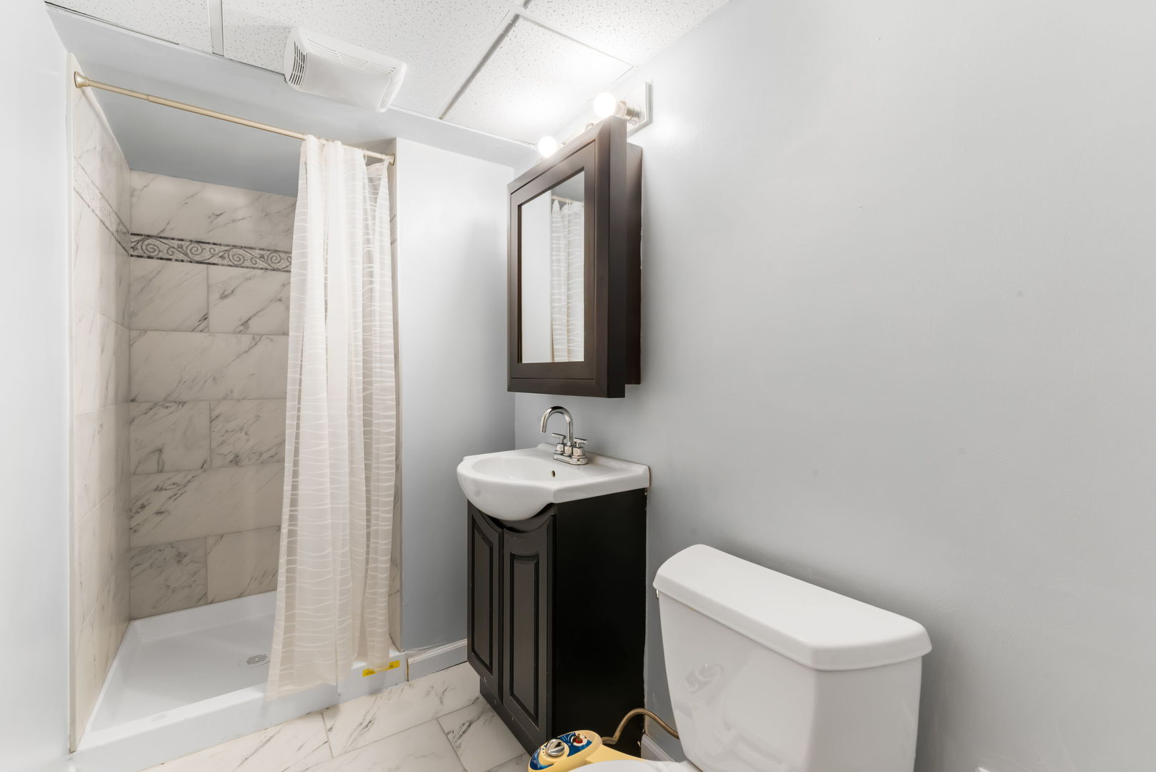 754 Huntington Drive Carol Stream, IL 60188 - Photo 21 of 29 a bathroom with a sink and a toilet