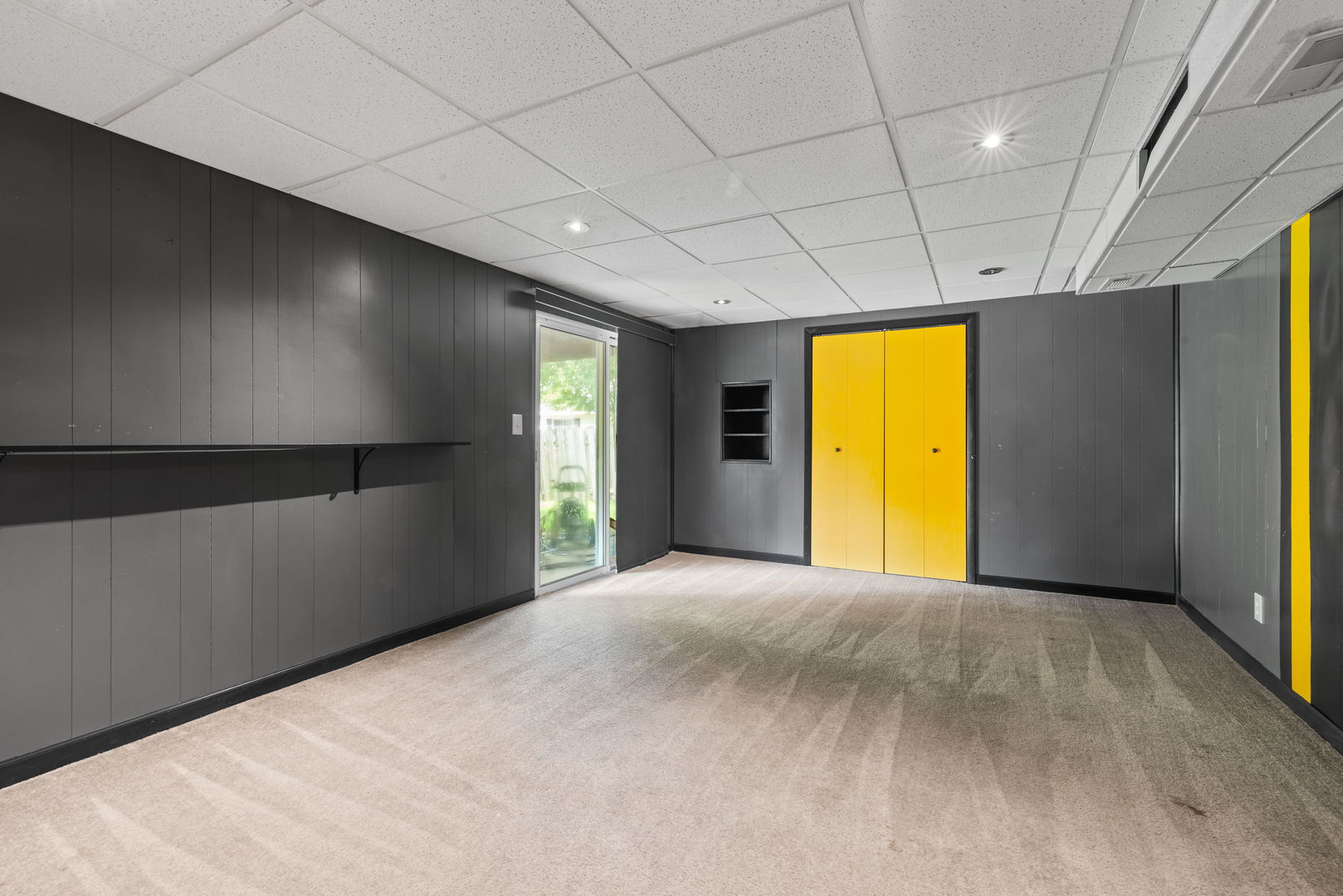 754 Huntington Drive Carol Stream, IL 60188 - Photo 22 of 29 a view of a livingroom with a yellow space