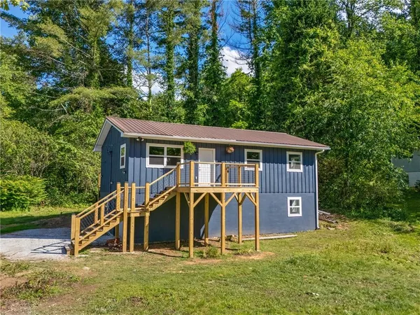 a view of a house with backyard