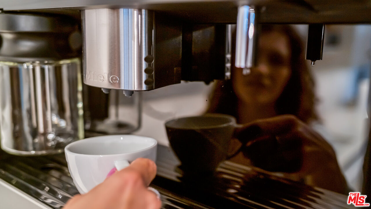 929 Marco Place Venice, CA 90291 - Photo 15 of 38 a bathroom with a toilet