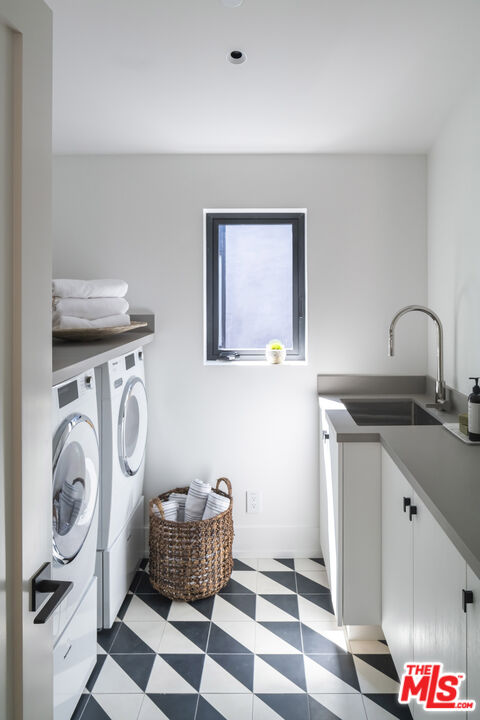929 Marco Place Venice, CA 90291 - Photo 16 of 38 a bathroom with a sink and a washing machine