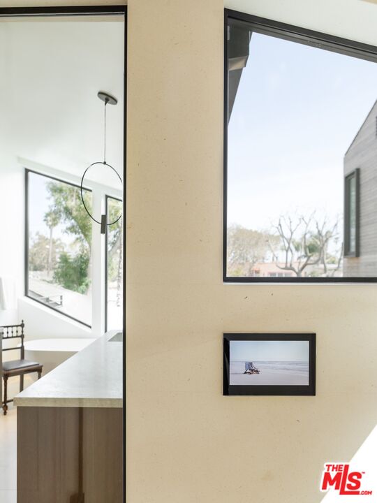 929 Marco Place Venice, CA 90291 - Photo 23 of 38 a picture of a window