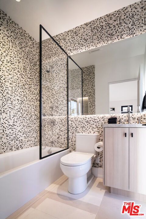 929 Marco Place Venice, CA 90291 - Photo 26 of 38 a bathroom with a toilet sink and shower