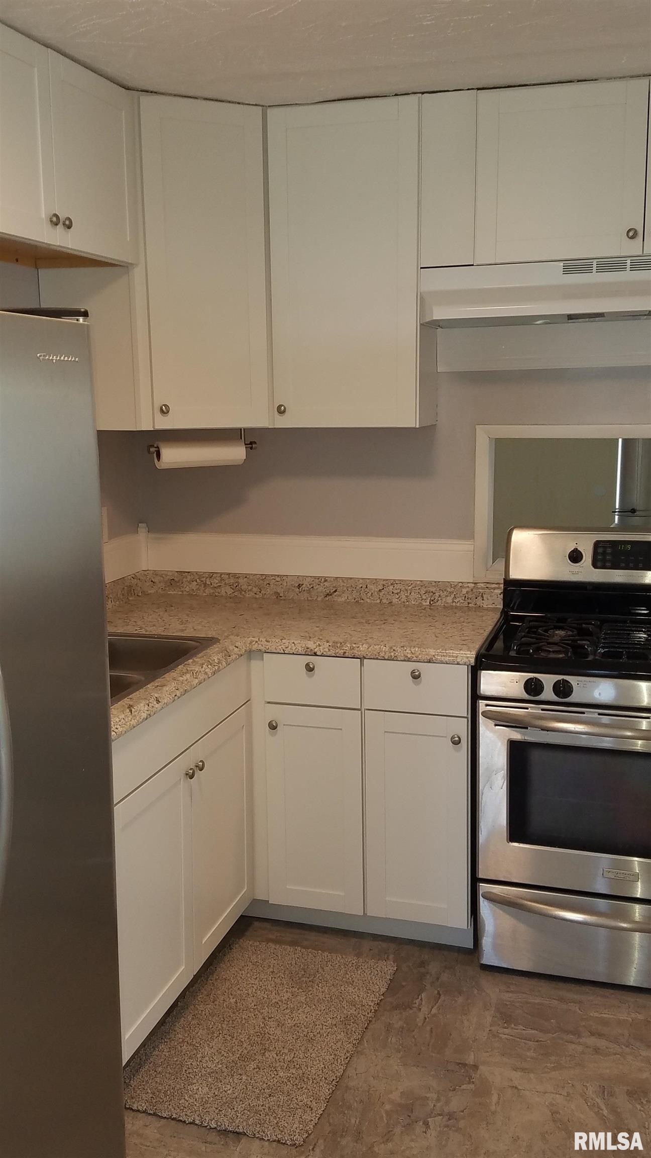 2 Manor Court Springfield, IL 62703 - Photo 4 of 10