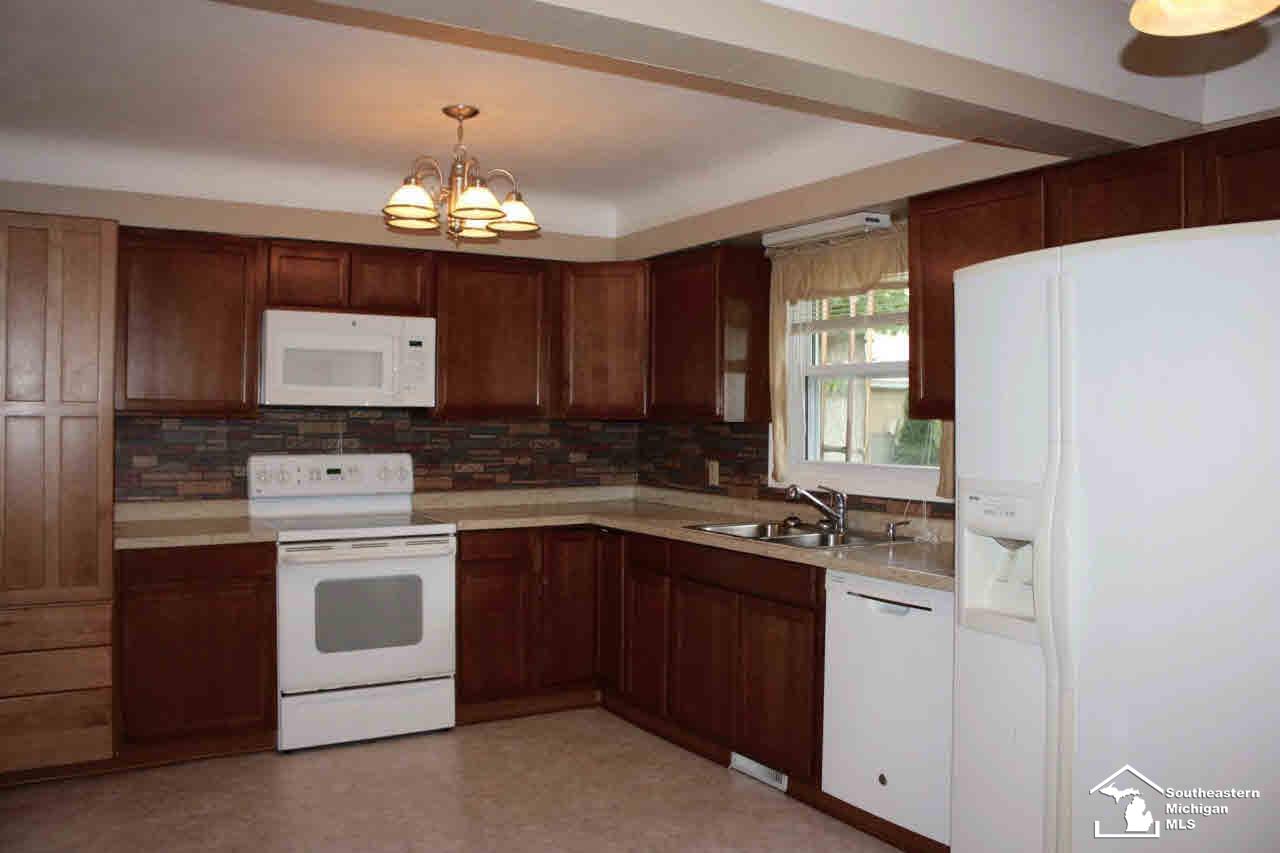 11476 Douglas Road Temperance, MI 48182 - Photo 2 of 16 Kitchen