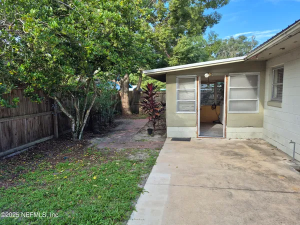 $1,200 | 603 Magnolia Avenue, Crescent City, FL 32112