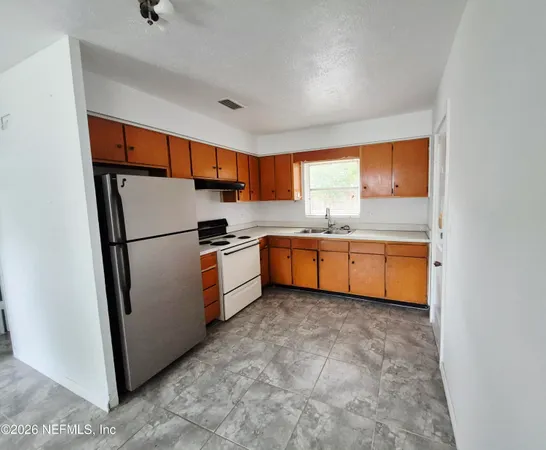 $1,200 | 603 Magnolia Avenue, Crescent City, FL 32112