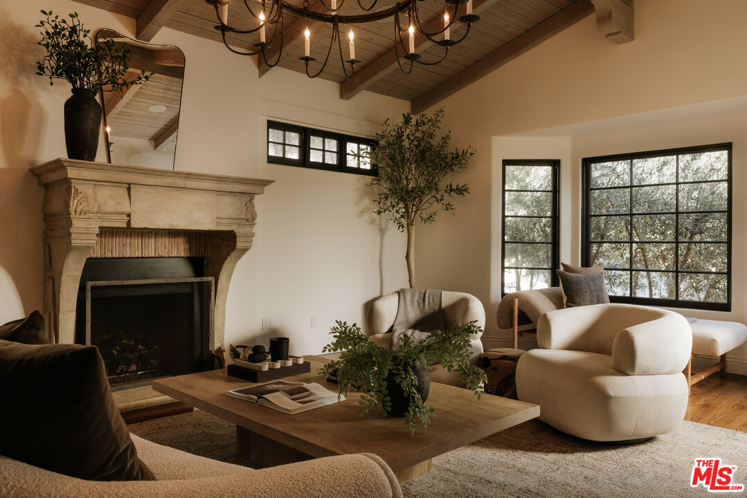 1437 Queens Road Los Angeles, CA 90069 - Photo 3 of 24