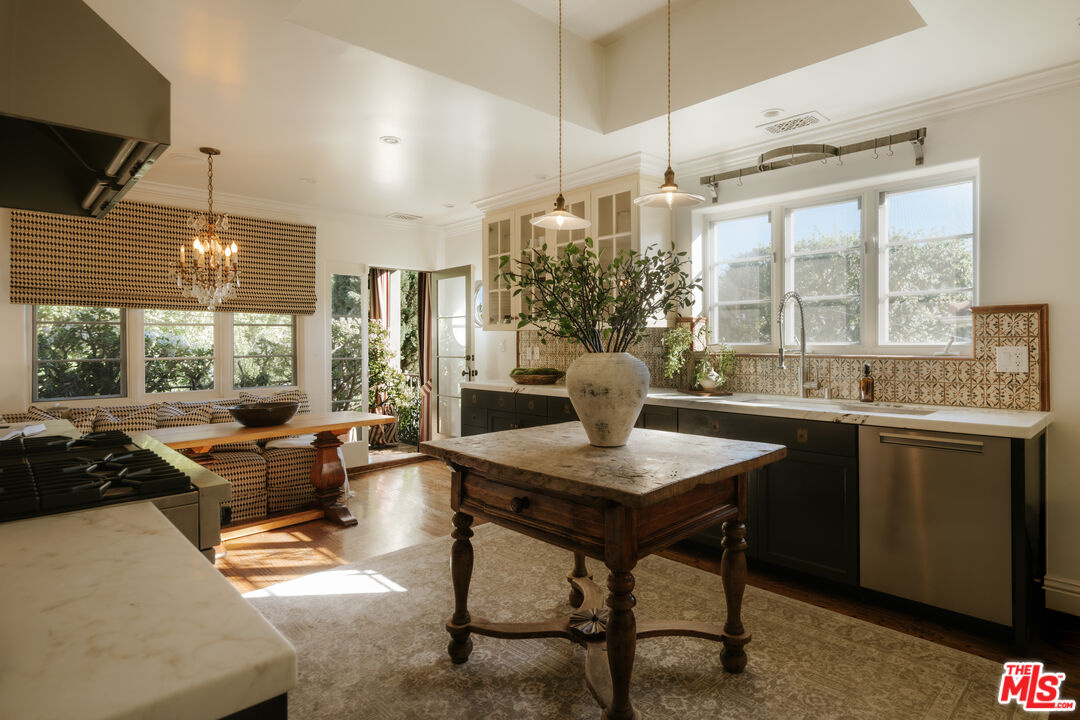 1437 Queens Road Los Angeles, CA 90069 - Photo 6 of 24