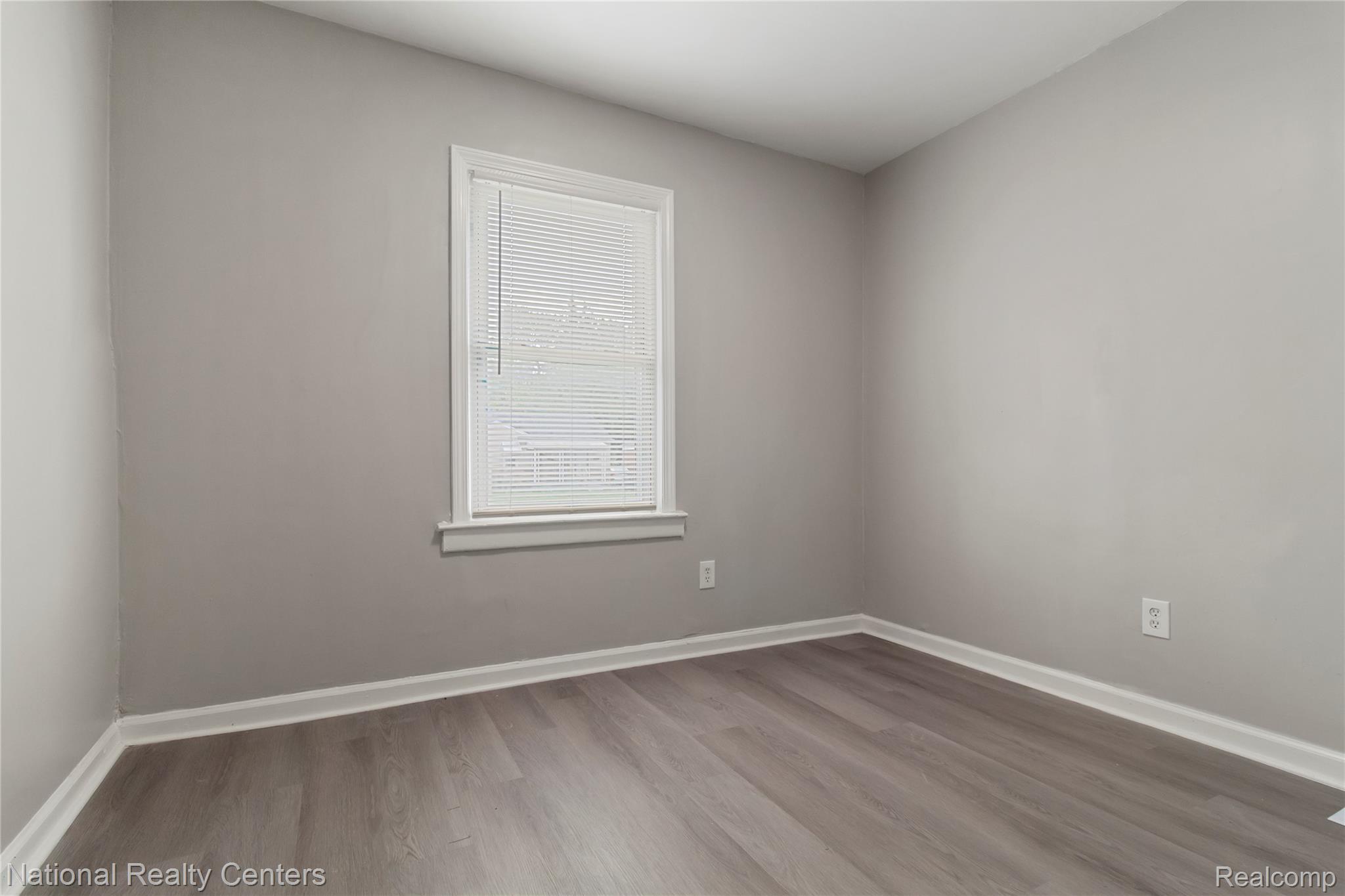 26862 Yale Street Inkster, MI 48141 - Photo 24 of 34 Neutral gray walls featuring white trim